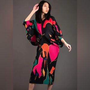 Beautiful batwing pleated dress. Size One size. Fits a bust up to 55 inches.